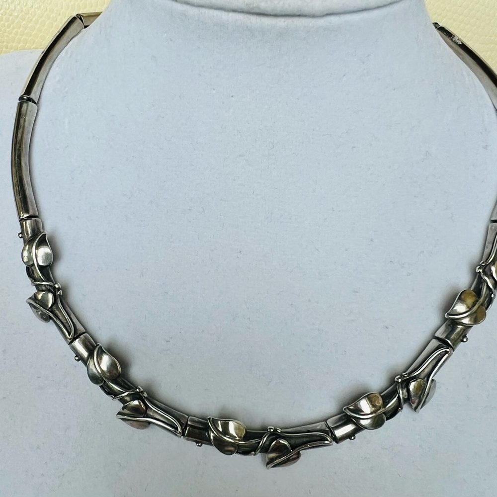 Elegant Sterling Silver Necklace. Ivy leaf design. Stamped 925.  16 inches